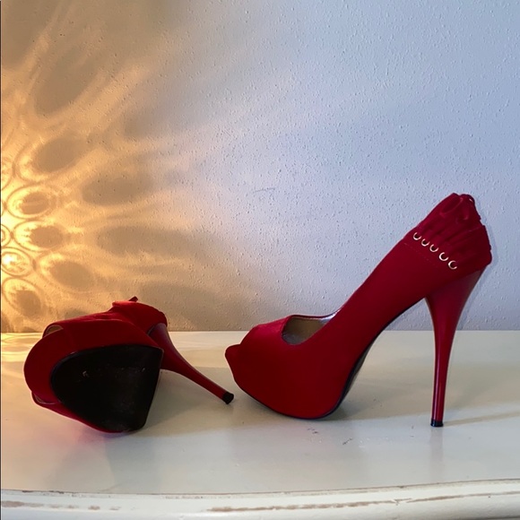 Red heels - Picture 2 of 3
